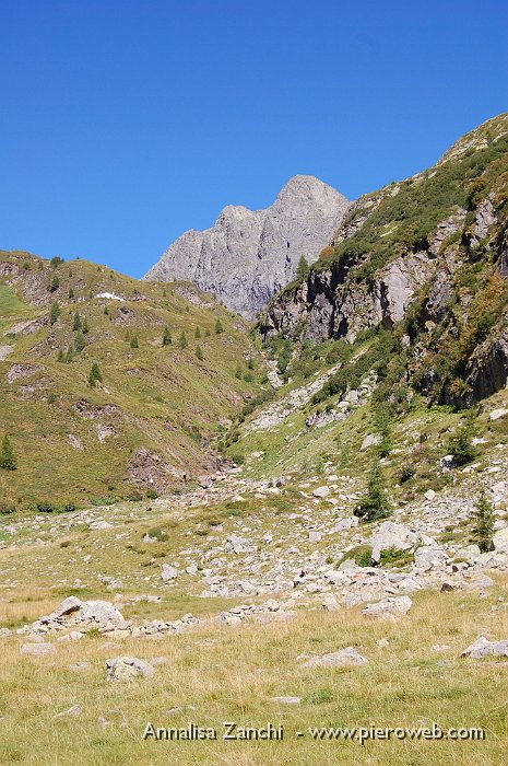 31 Si scende verso il lago del Prato, sempre sorvegliati dall'Aga .JPG